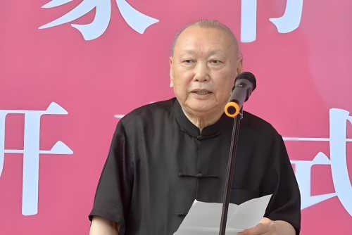 尉天池老师的照片！