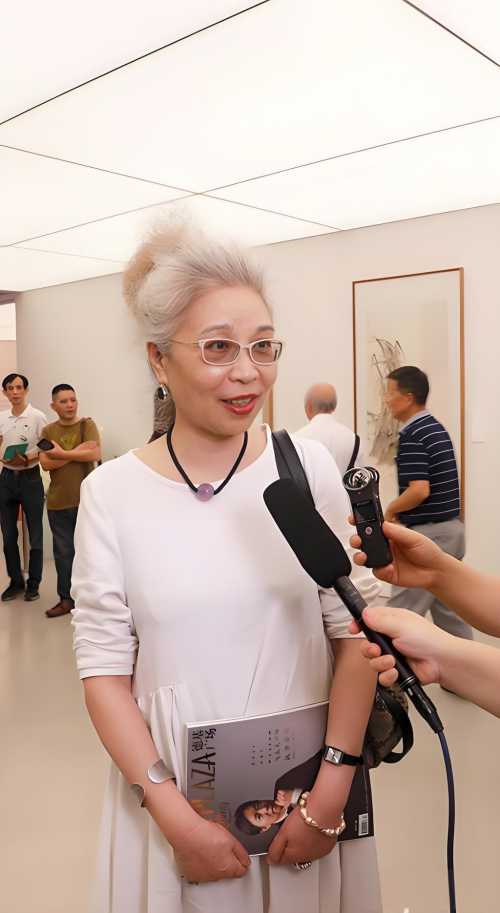 胡宁娜老师的照片，单击鼠标查看大图！